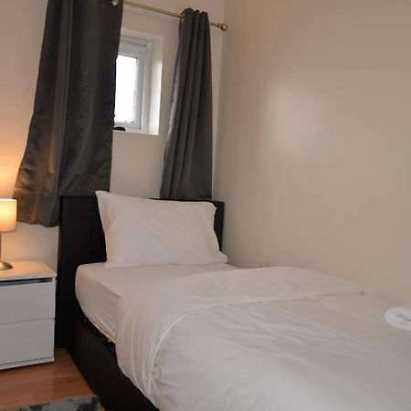 London 4 Bedroom House エクステリア 写真