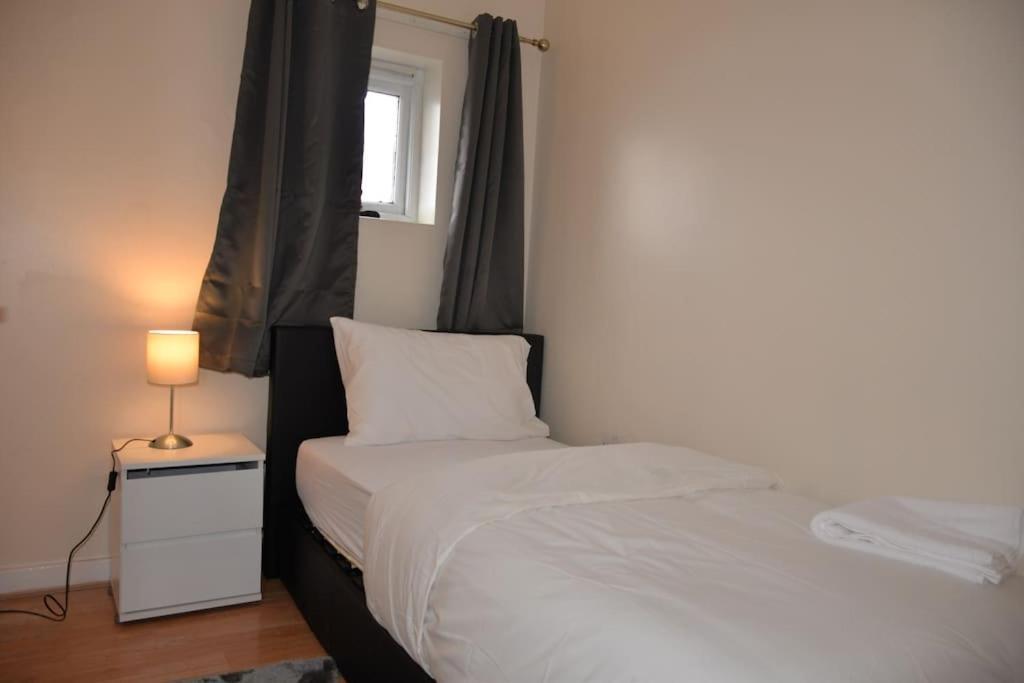 London 4 Bedroom House エクステリア 写真