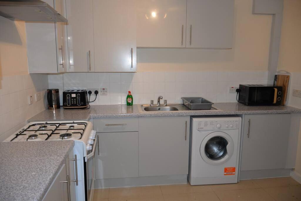 London 4 Bedroom House エクステリア 写真