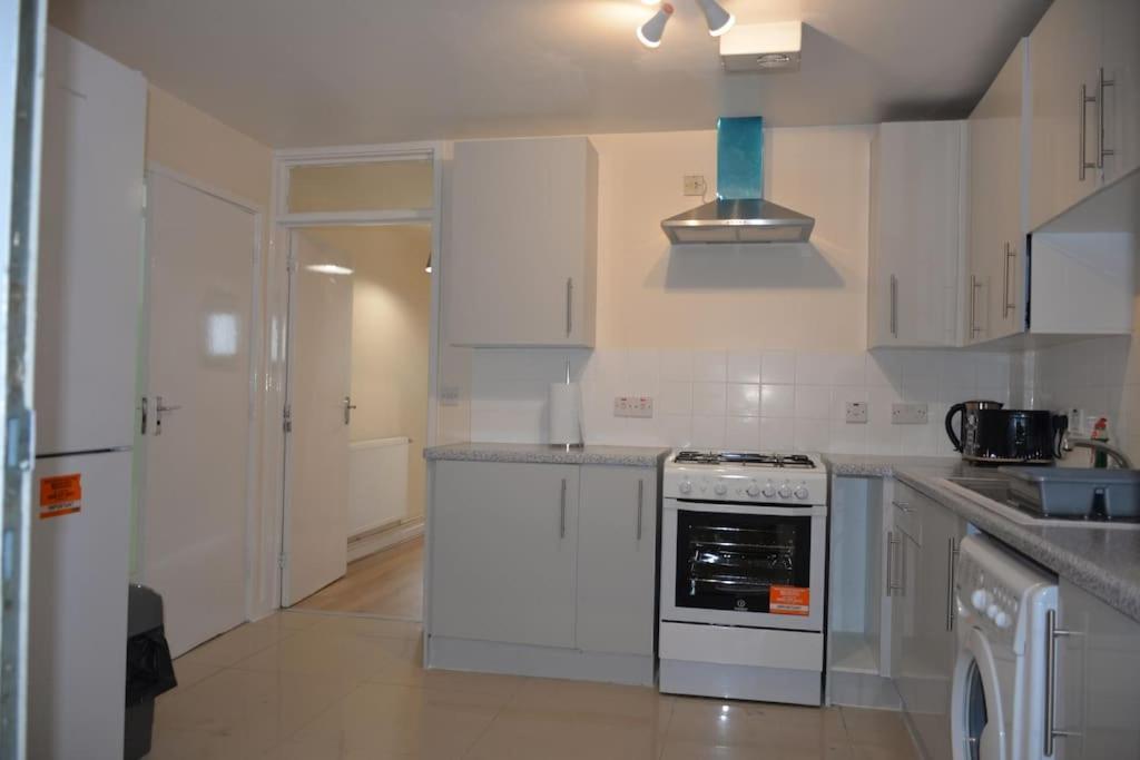 London 4 Bedroom House エクステリア 写真