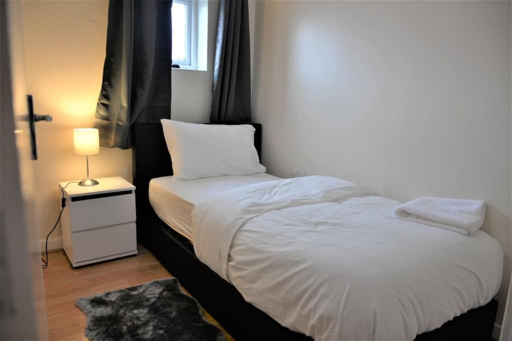 London 4 Bedroom House エクステリア 写真